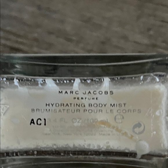 Marc Jacobs Bath & Body Tester Pair in White and Black - Picture 6 of 6